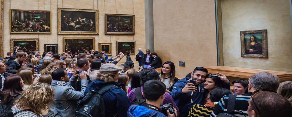 5 Bucket List Debunks - 5 Travel Fantasies That Can Be Travel Nightmares - The Wise Traveller - Viewing The Mona Lisa