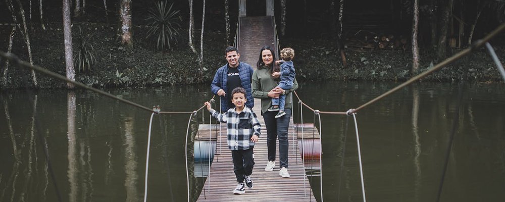 5 Tips to Enjoy a Minimalist Mindful Vacation with Kids - The Wise Traveller - Family on a bridge