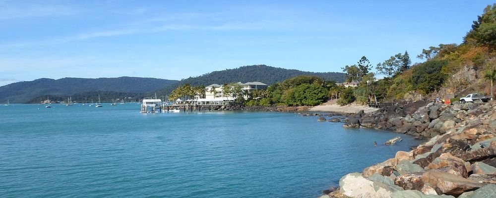 Airlie Beach – The Playground of the Reef - The Whitsundays  Queensland - Australia - The Wise Traveller - Airlie beach coastAirlie Beach – The Playground of the Reef - The Whitsundays  - Queensland - Australia - The Wise Traveller - Heart Reef