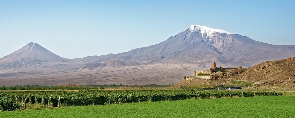 An Ancient City of Dogs, Cars and Beautiful People Playing Chess - Yerevan, Armenia - The Wise Traveller - Ararat