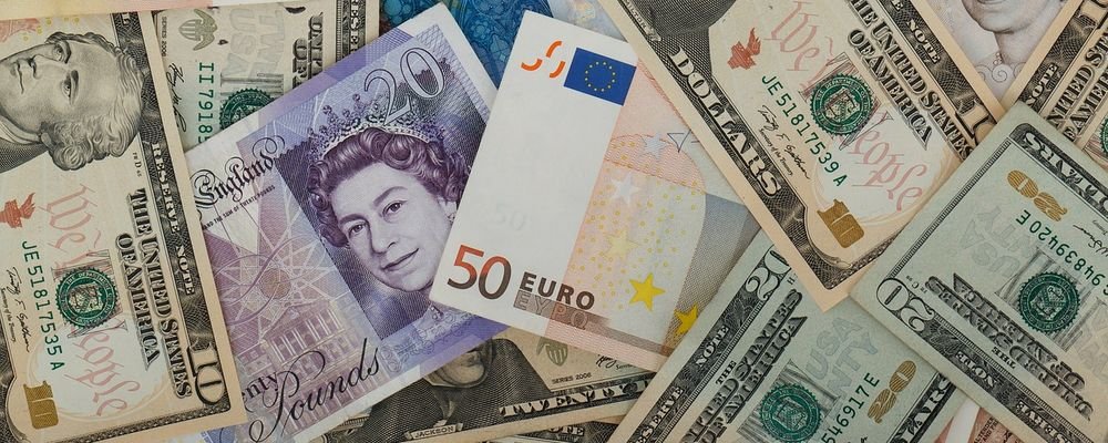 Finance Tips for International Travel - The Wise Traveller - Money
