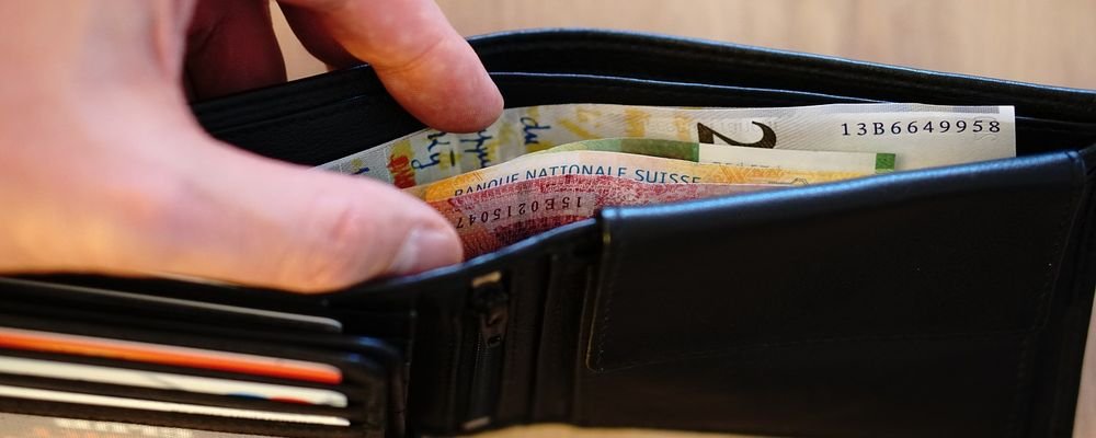 Finance Tips for International Travel - The Wise Traveller - Wallet