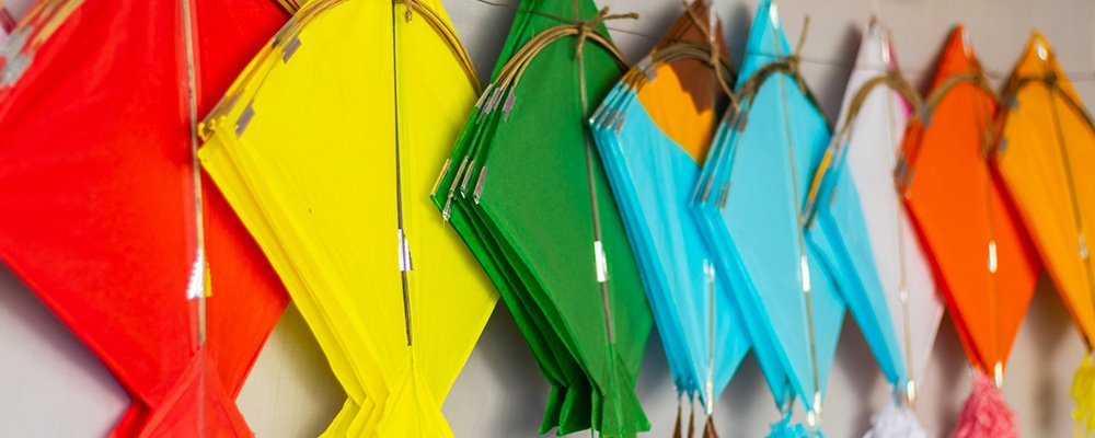 Flying Kites - India - The Wise Traveller - Colorful Kites