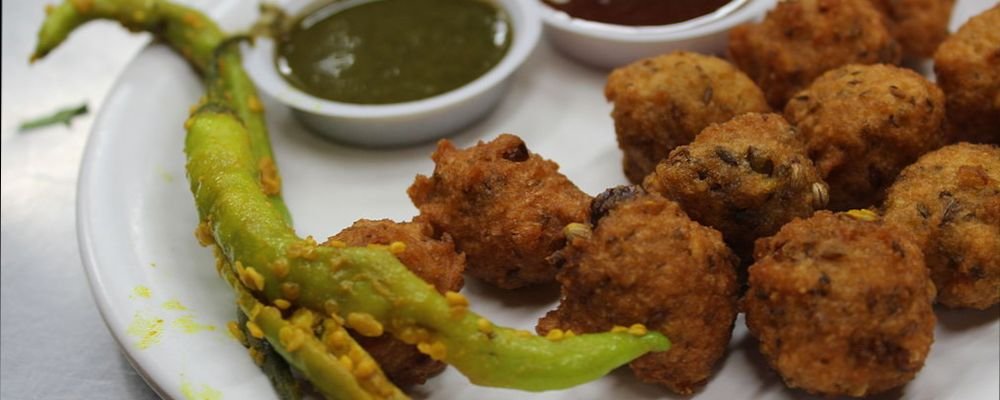 Foodie's Guide to Central India's Food Capital - Indore - The Wise Traveller - Moong Bhajiyas