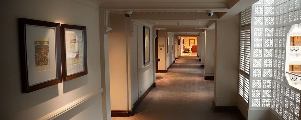 Hotel Safety Tips - The Wise Traveller - Hallway