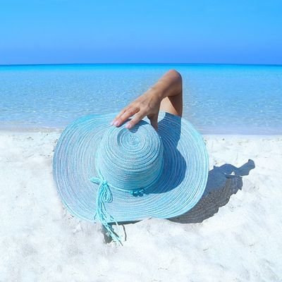 How to Keep Your Cool - Surviving Summer in Tropical Queensland - The Wise Traveller - Summer Hat