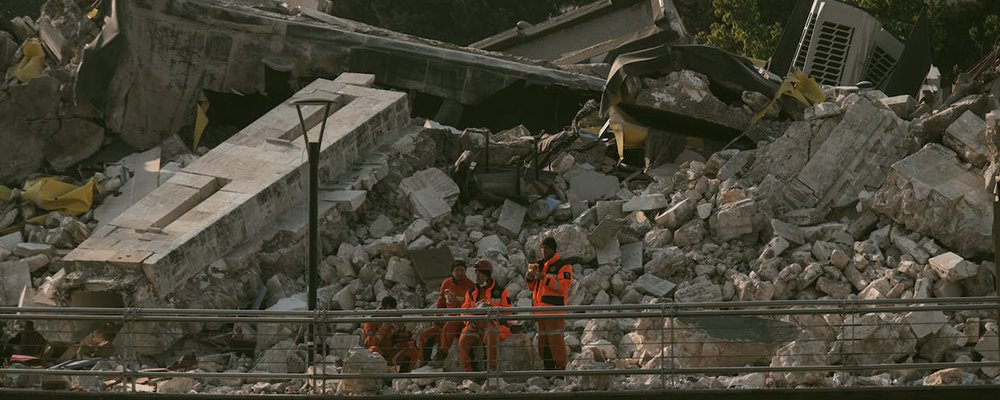 How to Survive an Earth Quake - The Wise Traveller - Rescue team