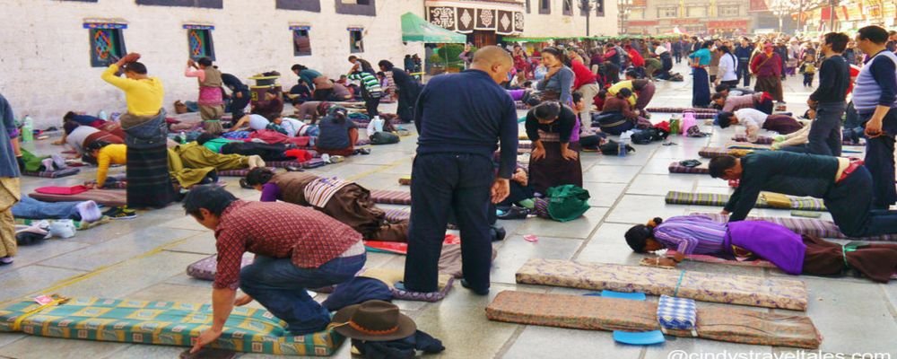 My Journey with His Holiness the Dalai Lama - The Wise Traveller - Devout Pilgrims Prostrating at Jokhang Temple