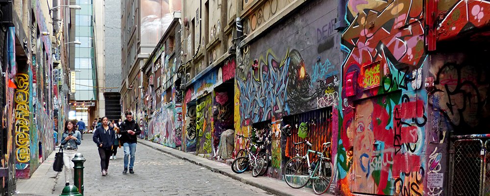 On The Streets - Admiring Art On The Move - The Wise Traveller - Melbourne
