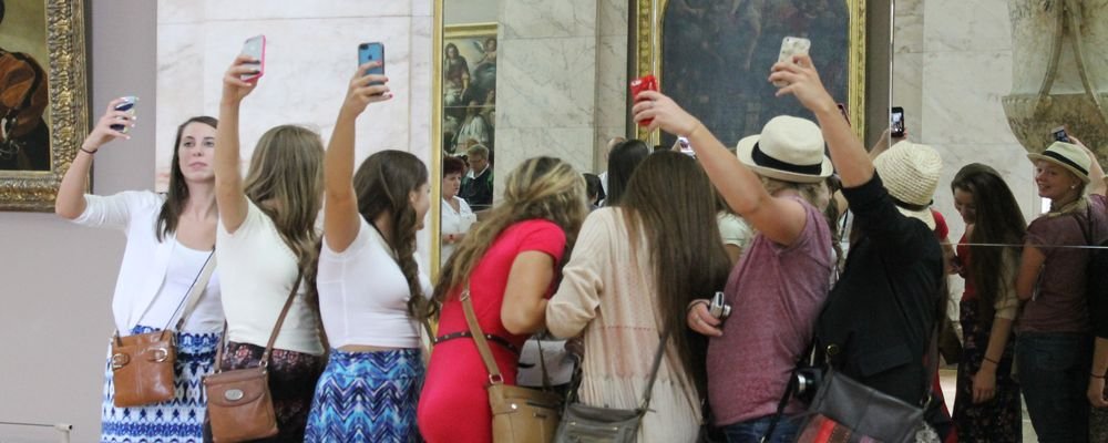 Pros and Cons of Charging for Photos at Tourist Destinations - Paying to Take photos - The Wise Traveller - Selfies