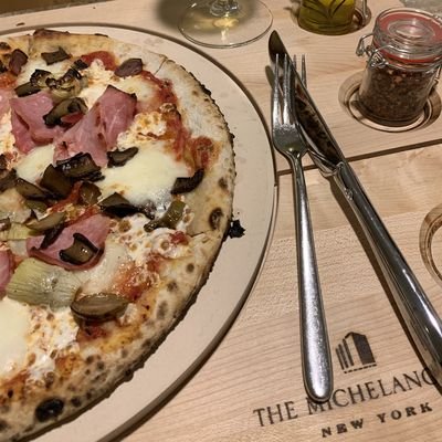 Review - The Michelangelo Hotel - Midtown Manhattan - NY - The Wise Traveller - Room Service Pizza