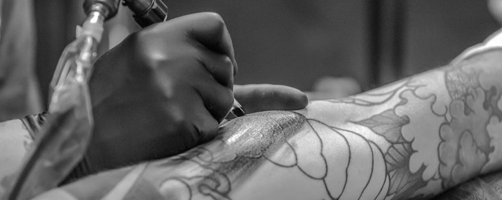 Tattoos and Traveling - The Wise Traveller - Tattoo artist