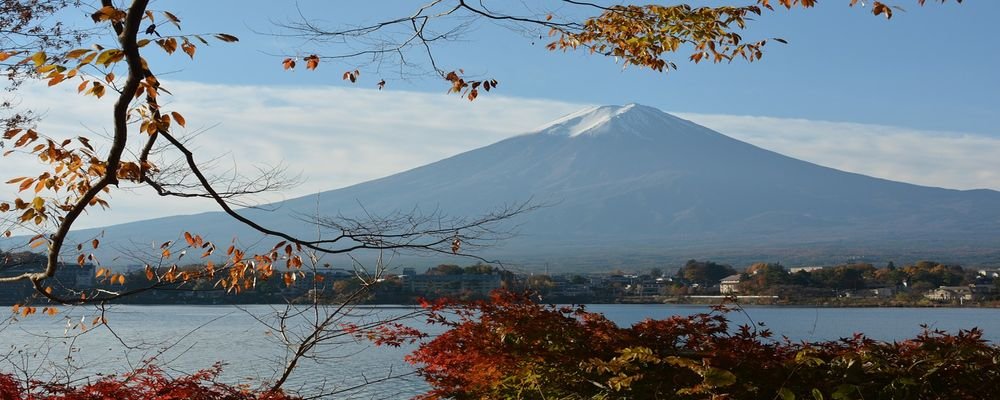 The Best Places to Visit for Fall Foliage - The Wise Traveller - Lake Kawaguchi - Japan