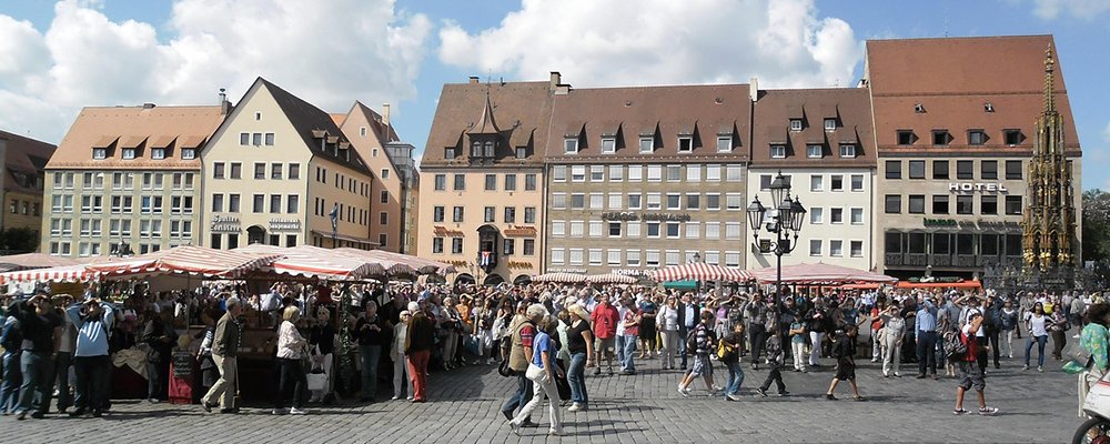 The Day of Surprises - The Wise Traveller - Hauptmarkt