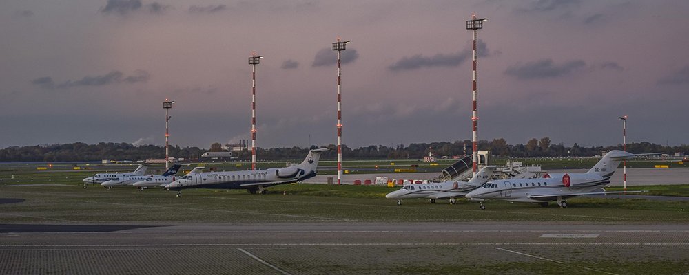 Top 5 Benefits of Flying Private vs. Commercial - The Wise Traveller - Private planes parked