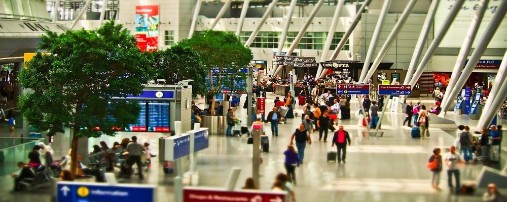 Top Tips for Travelling During the Holidays - The Wise Traveller - Airport