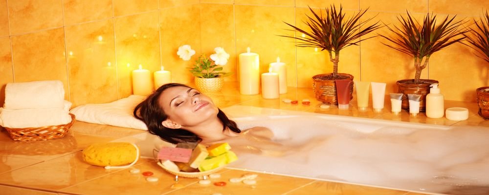 What Do You Do In A Hotel Room? Top 11 Things You Don't Admit Doing In Hotels - The Wise Traveller - Woman in a bath tub