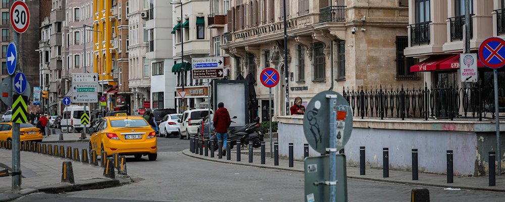 What To Do Next When The Unexpected Happens - The Wise Traveller - Taxi on street